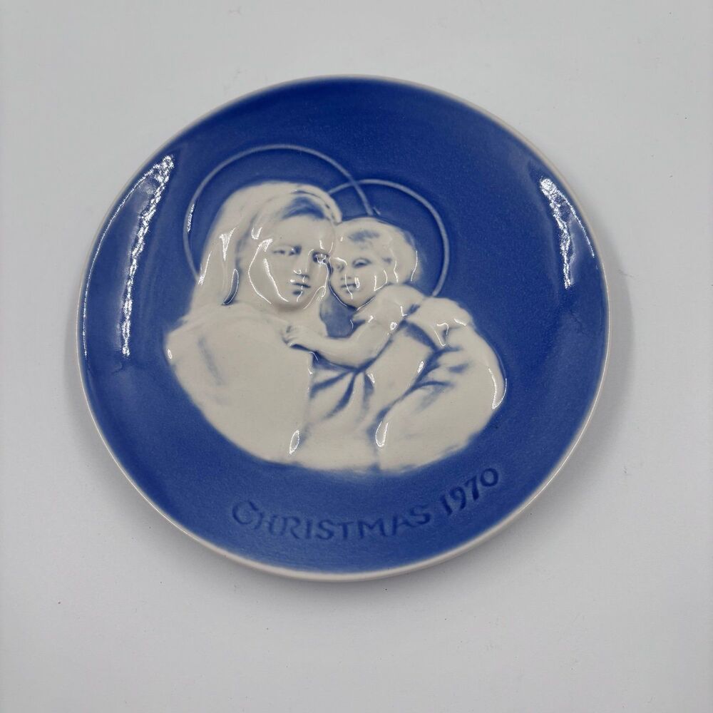 Vintage 1970 Royal Rockwood Pottery Christmas Plate Madonna Child Relief Blue